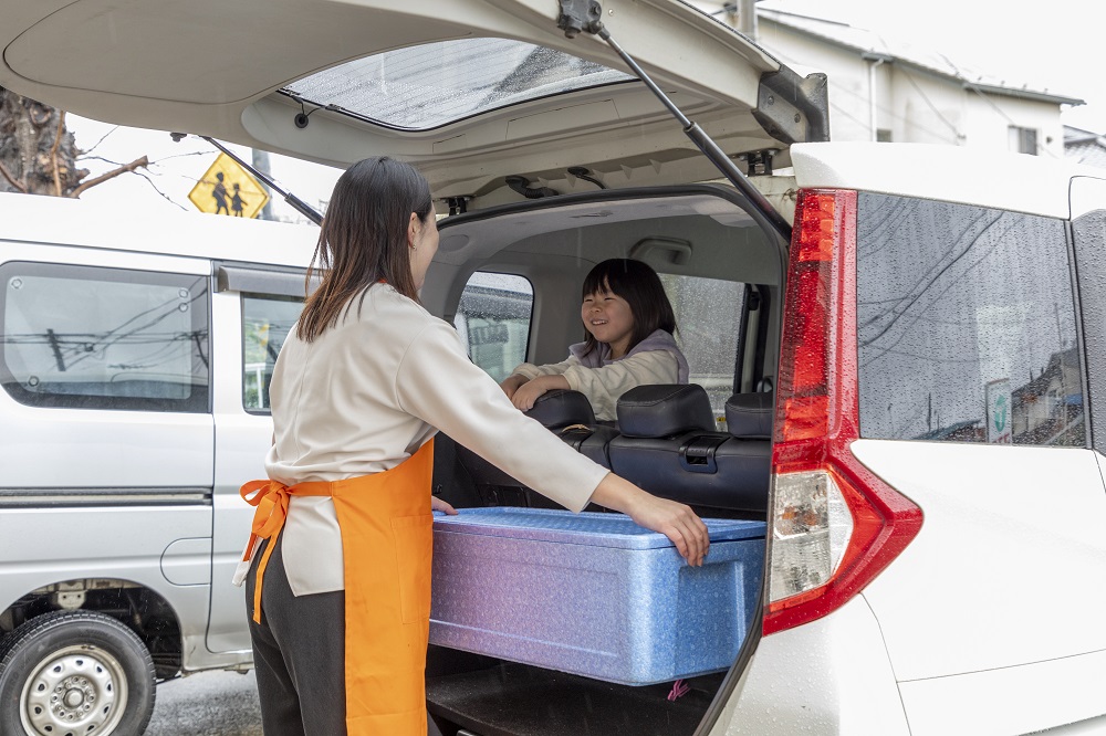 車に積荷（女性）